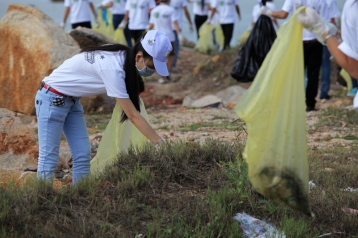 4. Vietnamese Student Clean Up (2)